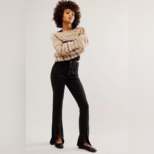 NEW Free People
Crvy Mona High Rise
Flare Size 29